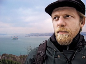 Max Cegielski, ur. 1975, dziennikarz, pisarz. Autor m.in. „Masali” – o podróży po Indiach i „Pijanych Bogiem” – o sufizmie w Pakistanie