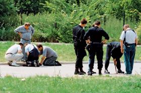 Zbieranie dowodów na miejscu zabójstwa gen. Papały, Warszawa, 1998 r. Śledczy popełnili wówczas liczne błędy.