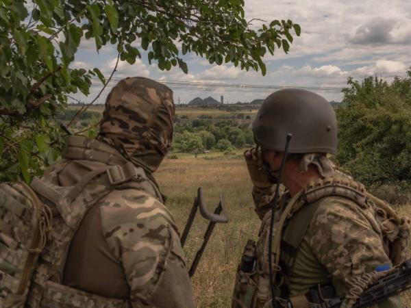 Ukraińscy żołnierze obserwują Torećk, czerwiec 2024 r.