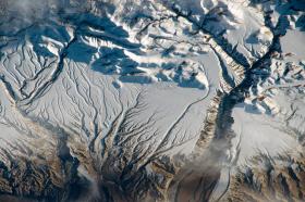 Śnieg i rzeki Himalajów