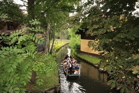 Spreewald, rejs kanałami we wsi Lehde, z serbołużyckim skansenem.