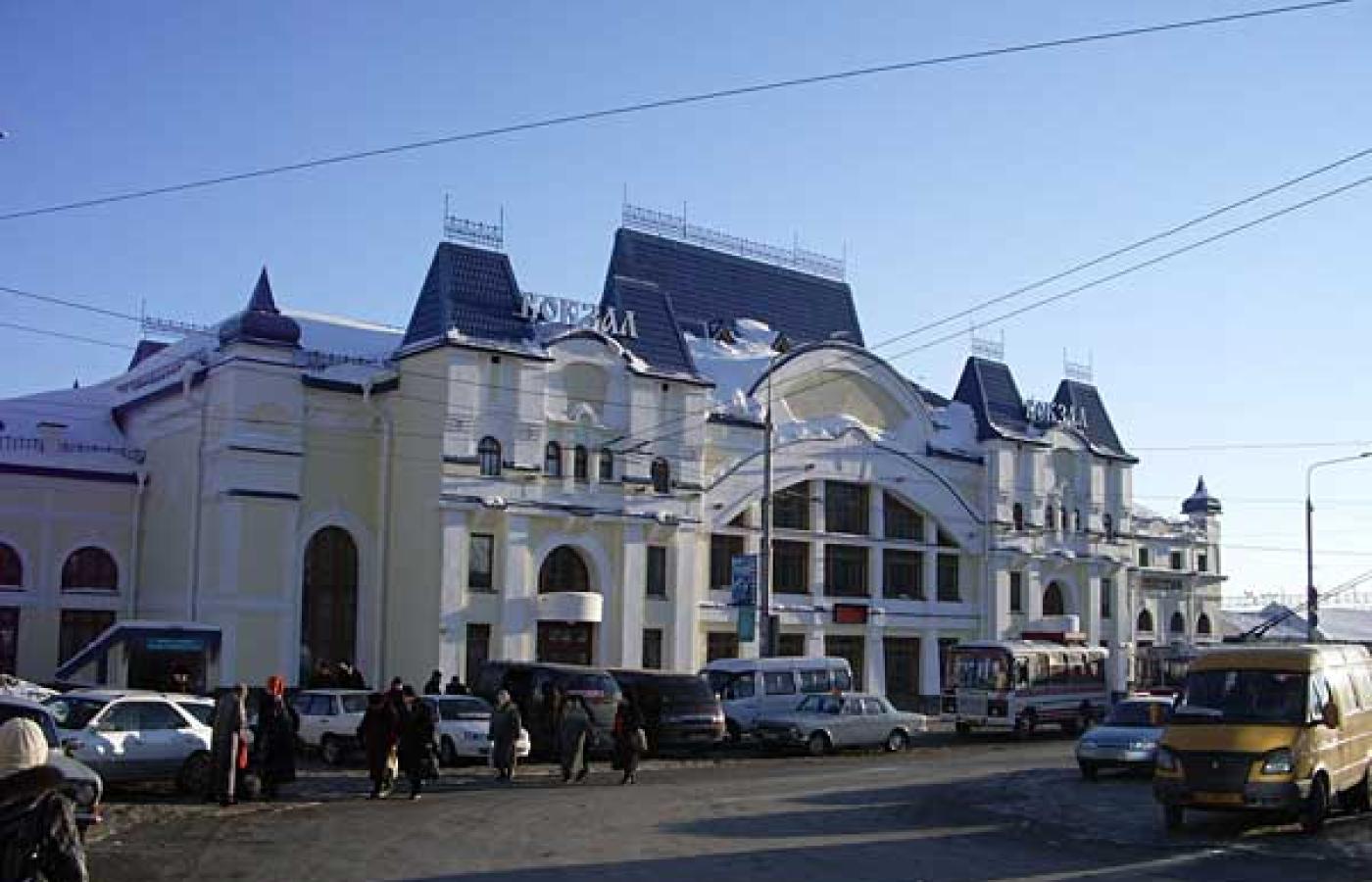 Tomsk wygląda dziś jak każde inne miasto europejskie. Na zdjęciu tamtejszy główny dworzec kolejowy. Fot. Dmitri Lebedev, Wiki, na lic. GNU FDL.