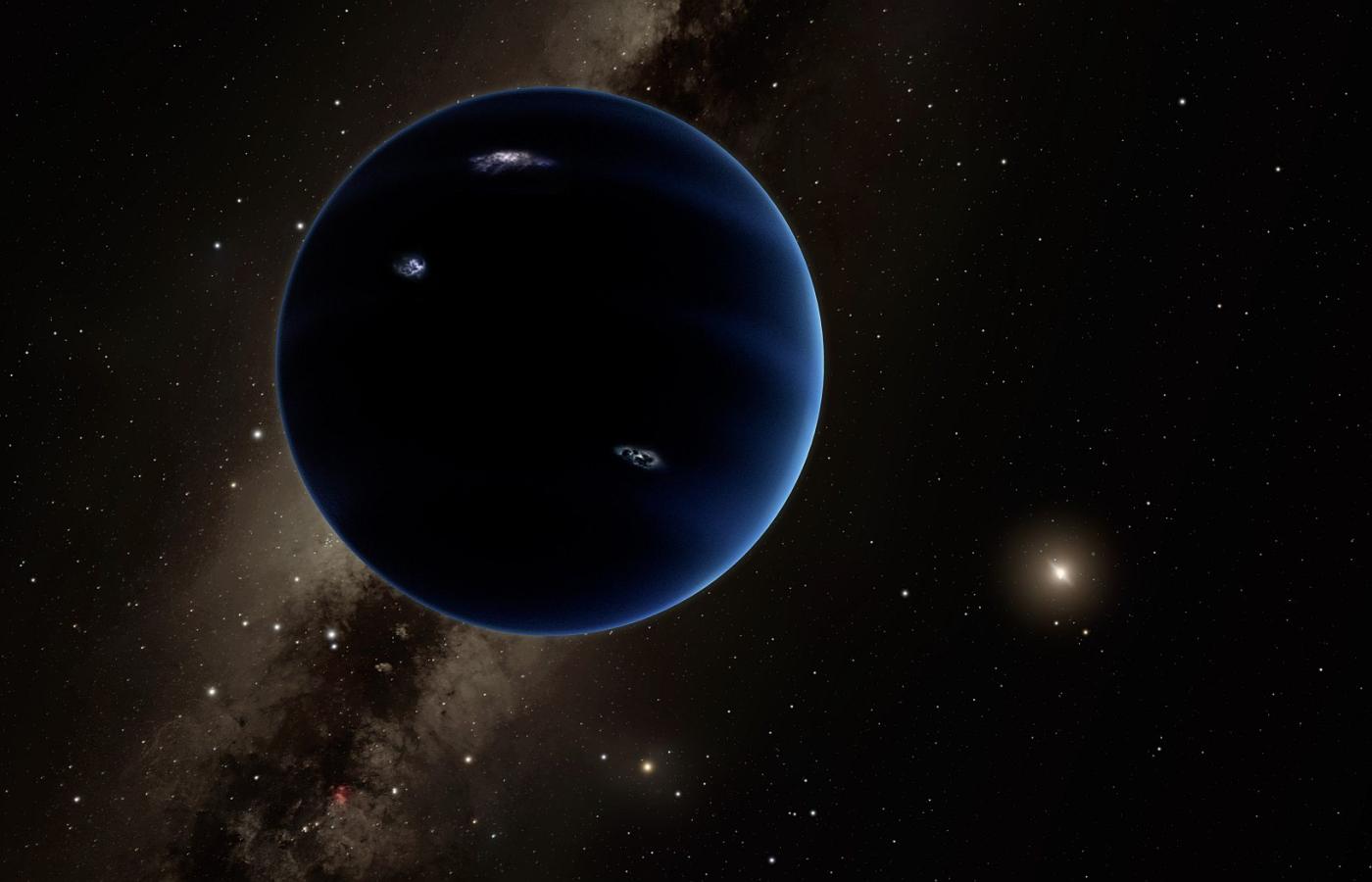 Dziewiąta planeta z racji ogromnego dystansu niemal nie absorbuje światła słonecznego. Jest bardzo ciemna, stąd problem z jej obserwacją.