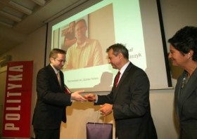 mgr Michał Oleszczyk - filmoznawca odbiera portfel z rąk redaktora naczelnego „Polityki”.