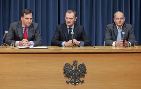 Od lewej: Radosław Sikorski, Donald Tusk i Mikołaj Dowgielewicz