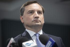 Każdy prokurator w Polsce podlega Zbigniewowi Ziobrze, który może zgodnie z bezprawnym prawem zrujnować jego karierę.