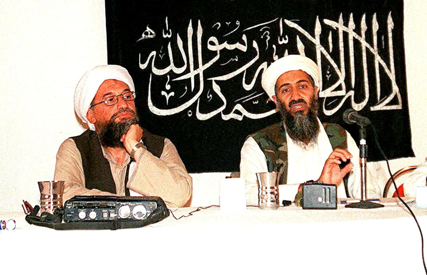 Ajman al-Zawahiri (z lewej) na zdjęciu z 1998 r. z Osamą bin Ladenem.