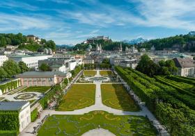 20 lat Salzburga na Liście UNESCO

Barokowy Salzburg to klejnot wśród austriackich miast. Położony nad szmaragdową rzeką Salzach gród został 20 lat temu, w 1997 r., wpisany na Listę Światowego Dziedzictwa UNESCO. Historyczne Stare Miasto zachowało swój kameralny urok sprzed wieków – za to otaczające go miejskie ogrody i pełne przepychu rezydencje świadczą o wysokiej randze tego miasta przez stulecia. Salzburg bywa nawet nazywany „Rzymem północy”. Górująca nad Salzburgiem twierdza Hohensalzburg dopełnia tego obrazu.
