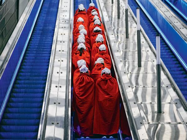 Kobiety przebrane w stroje z antyutopijnego serialu „Opowieść podręcznej” jadą na protest przeciwko próbie zmian w sądownictwie forsowanej przez premiera Beniamina Netanjahu.