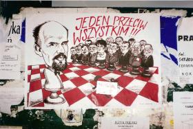 Być może rację mają zwolennicy Janusza Korwin-Mikkego, że należy go doceniać za stałość przekonań. W opozycji do wszystkich, jak widać, był od zawsze.