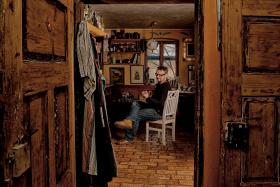 Myślę, że gdybym przy tych moich wszystkich neurozach, depresjach wielokrotnych i nieradzeniu sobie absolutnym, przy tym tułaczym zawodzie, jaki wykonuję, nie miał tego odejścia do Tuławek, tobym odjechał - przyznaje Piotr Bałtroczyk.