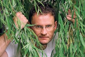 Krzysztof Kliszczyński jest wykładowcą akademickim. Ostateczny coming out robi właśnie teraz. Po raz pierwszy w rozmowie z mediami zgadza się na zdjęcie i podanie nazwiska.