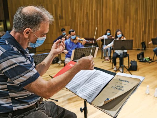Próba portugalskiej Orkiestry Kameralnej z Cascais i Oeiras z jej dyrygentem Nikolayem Lalovem.