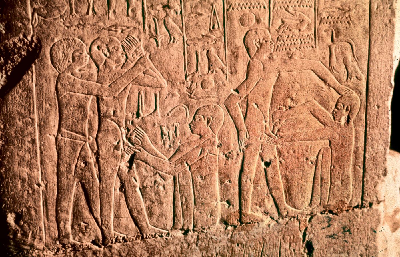 Zabieg obrzezania na reliefie z grobowca datowanego na czasy Starego Państwa.
