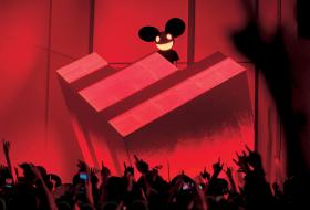 Deadmau5, jedna z największych gwiazd EDM, zabawia publiczność gali nagród Grammy.