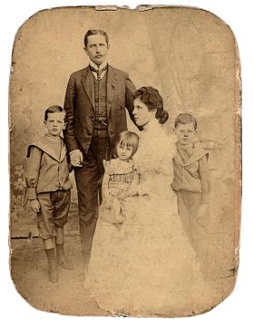 Rodzice i rodzeństwo Witolda Gombrowicza, Radom, 1902 r.