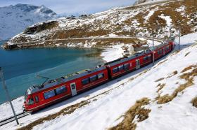 W podróży mijamy też malownicze jeziora. Na przykład – jak wyżej – Lago Bianco.