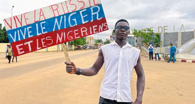 „Niech żyje Rosja, niech żyje Niger i Nigeryjczycy” – zwolennik rządzącej w Nigrze junty z transparentem w kolorach rosyjskiej flagi, Niamey.