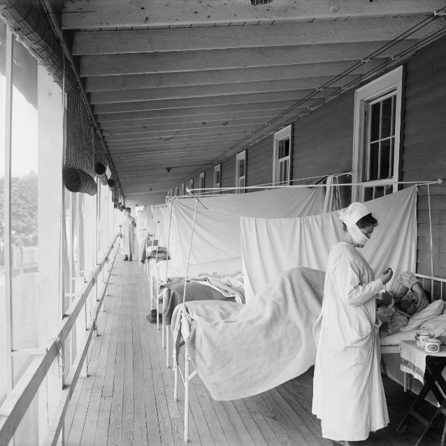 Walter Reed Hospital (oddział grypy) podczas epidemii hiszpańskiej grypy w latach 1918-19, w Waszyngtonie. Pandemia zabiła około 25 milionów osób na całym świecie.