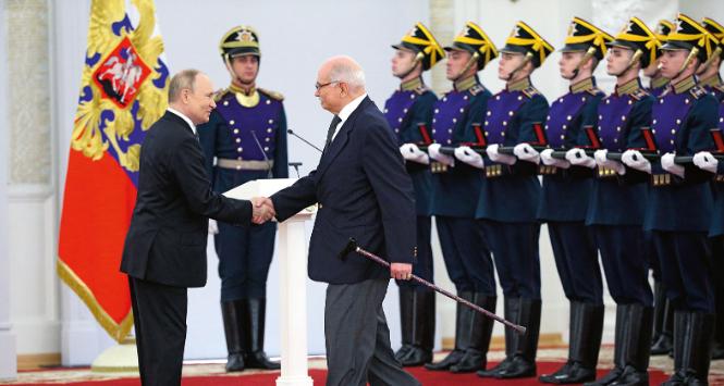 Wielki Pałac Kremlowski: prezydent Władimir
Putin wita Nikitę Michałkowa przed uroczystością wręczenia nagród państwowych, 2022 r.