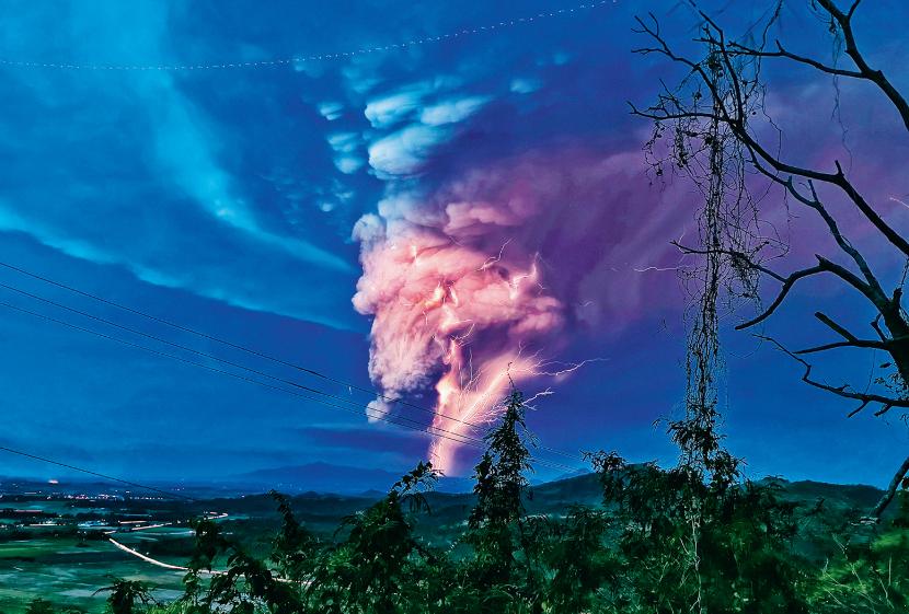 Pioruny widoczne na zdjęciu to wyładowania spowodowane naelektryzowaniem cząsteczek w chmurze wulkanicznej.