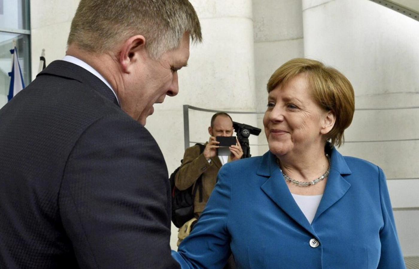 Robert Fico w czasie spotkania z Angelą Merkel