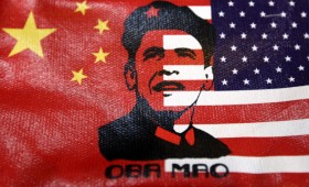 Chińczyków rozczarowuje amerykański kapitalizm, który wpycha Chiny w dolarową pułapkę. Na fot. okładka portfela, który można kupić jako pamiątkę z Pekinu.