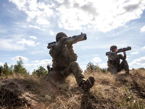 Żołnierze piechoty Sił Obrony Terytorialnej strzelają z broni M72 LAW w ramach ćwiczeń Iron Defender 25. 18 września 2025 r.