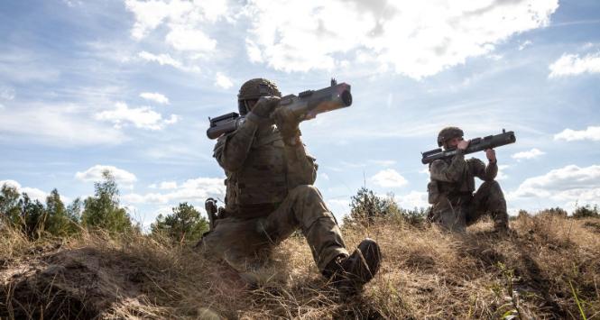 Żołnierze piechoty Sił Obrony Terytorialnej strzelają z broni M72 LAW w ramach ćwiczeń Iron Defender 25. 18 września 2025 r.