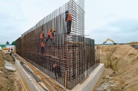 Miejmy nadzieję, że czasy w których pracownicy rozkradli beton do budowy reaktora atomowego w Żarnowcu, bezpowrotnie minęły. Na zdj. konstrukcja podstawy wiaduktu na przyszłej autostradzie.