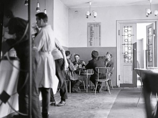 Małomiasteczkowy bar, lata 60.