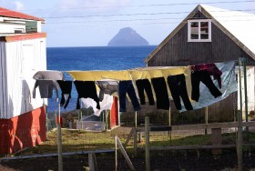 Z daleka przypomina nadgryzione ciastko albo komin zatopionej lokomotywy. Gdy podpłyniemy bliżej, przytłoczy nas jej ogrom – jeśli wierzyć pomiarom geodetów, w szczytowym punkcie jest o dziewięćdziesiąt metrów wyższa niż wieża Eiffla.