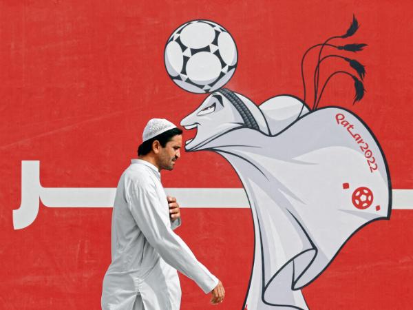 Plakat przedstawiający oficjalną maskotkę Pucharu Świata FIFA w piłce nożnej, ma na imię La’eeb.