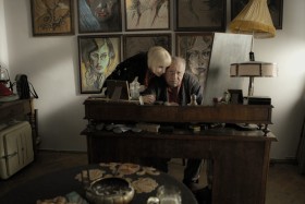 Kadr z filmu 'Mistyfikacja' w reż. Jacka Koprowicza. Na zdjęciu Ewa Błaszczyk i Jerzy Stuhr