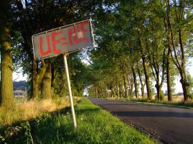 Widmo Polexitu, do niedawna zupełnie absurdalne, dziś zaczyna krążyć, bo karmi się pisowską zajadłością, grymasami i obelgami.