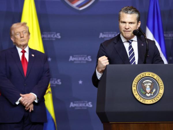 Sekretarz wojny Pete Hegseth, w tle prezydent USA Donald Trump. Marzec 2026 r.