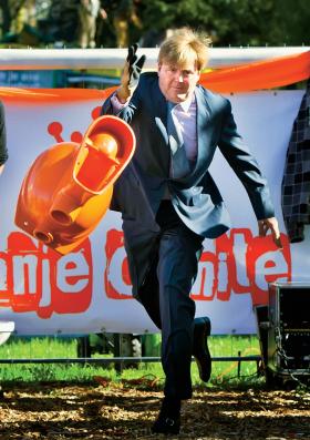 Willem-Alexander, następca tronu Niderlandów, miota muszlą z okazji święta królowej.