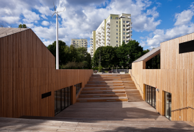 To godna szacunku próba przywrócenia zdegradowanej miejskiej przestrzeni atrakcyjnych funkcji podanych w najlepszej architektonicznie oprawie.