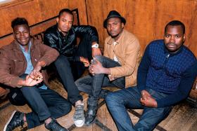 Songhoy Blues; sławny reżyser Martin Scorsese (podobnie jak wielu muzykologów) uważa, że ich Mali jest czarną ojczyzną bluesa.