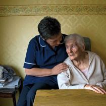 Pielęgnacja krewnego w podeszłym wieku, zwłaszcza chorego, to wypalające zadanie - uważa Paweł Kubicki.