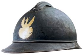 Francuski stalowy hełm wzór 1915 (tzw. Adrian) z domalowanym orłem, lata 20.