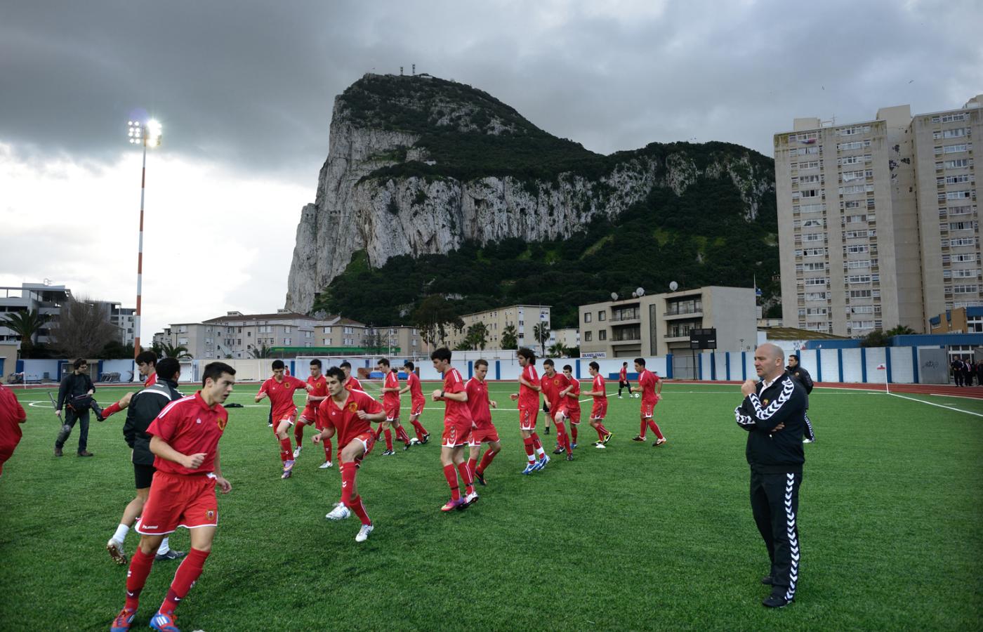 Gibraltarscy piłkarze i trenerzy nie mają wątpliwości, że przyjdzie dzień, kiedy zagrają z Hiszpanią i futbol zwycięży nad polityką.