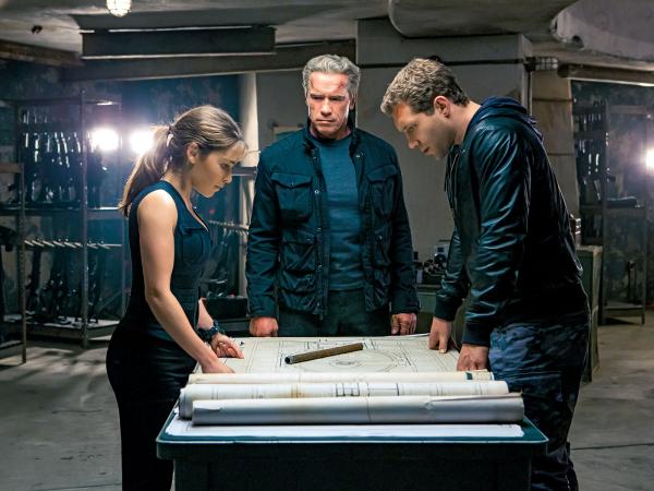Sarah Connor (Emilia Clarke), Kyle Reese (Jai Courtney), pośrodku terminator-gubernator
