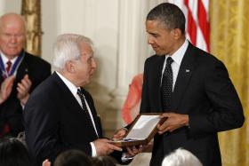 Medal Wolności dla Jana Karskiego z rąk prezydenta Baracka Obamy odbiera były szef polskiego MSZ Adam Daniel Rotfeld.