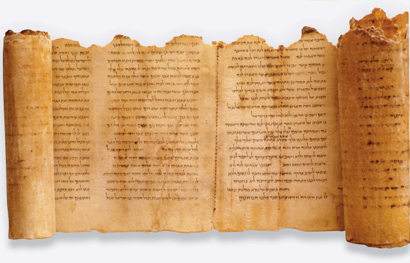 Hebrajski tekst na jednym ze zwojów odkrytych w Qumran.