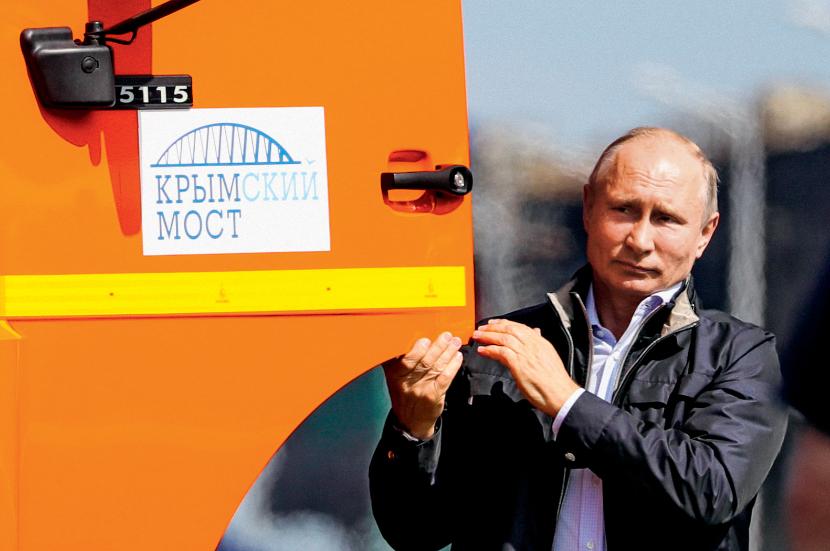 16 minut w szoferce. Władimir Putin zainaugurował most za kierownicą kamaza, jadąc na czele kolumny ciężarówek.