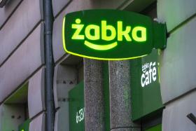 Żabka jest spokojna, bo niedzielna ustawa usługi pocztowe traktuje w sposób szczególny. Dzięki temu jej sklepy mogą działać, gdy inne mają drzwi zamknięte.