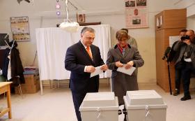 Orbán wraz z żoną oddają głos w niedzielnych wyborach.