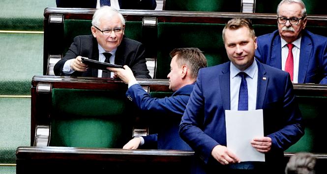 Jarosław Kaczyński, Mariusz Błaszczak i Przemysław Czarnek w Sejmie, czerwiec 2020 r.
