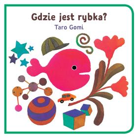 Taro Gomi, Gdzie jest rybka?, Wydawnictwo Tako, Toruń 2017. Publikacja japońskiego autora ma już na karku kilkadziesiąt lat. Ale zupełnie tego nie widać na pierwszy rzut oka. Dopiero gdy tytułowa rybka zjawia się na planszy ze starym, stacjonarnym telefonem, dostrzegamy, że historia nie dzieje się współcześnie. Sama akcja jest prosta – główna, różowa bohaterka ucieka z akwarium i chowa się w różnych pomieszczeniach, skutecznie się kamuflując. Mały czytelnik musi ją odnaleźć i wskazać. Zabawa doskonale ćwicząca spostrzegawczość, szczególnie dla nieczytających maluchów.